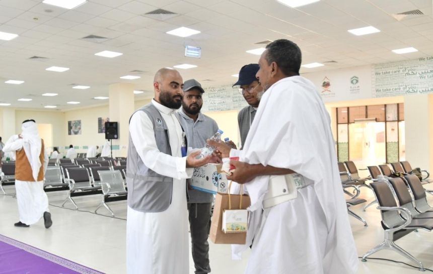 "الزمازمة" تستقبل طلائع ضيوف الرحمن بعبوات زمزم المبردة