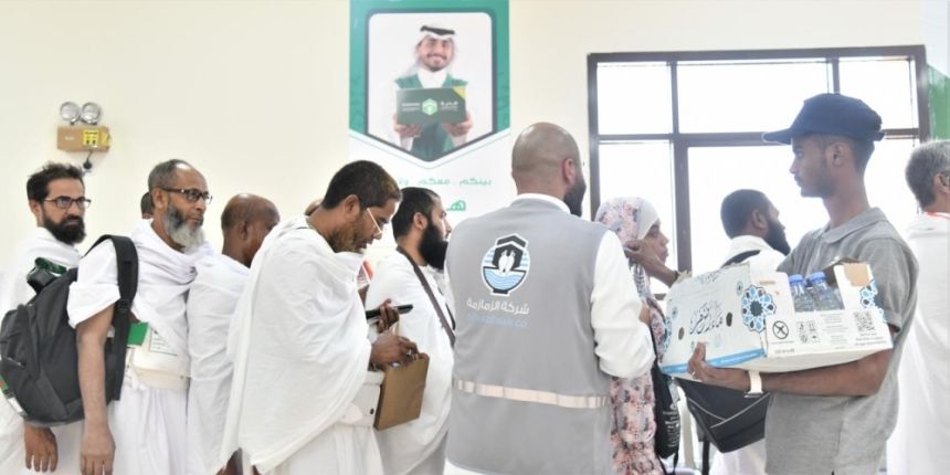 "الزمازمة" تستقبل طلائع ضيوف الرحمن بعبوات زمزم المبردة