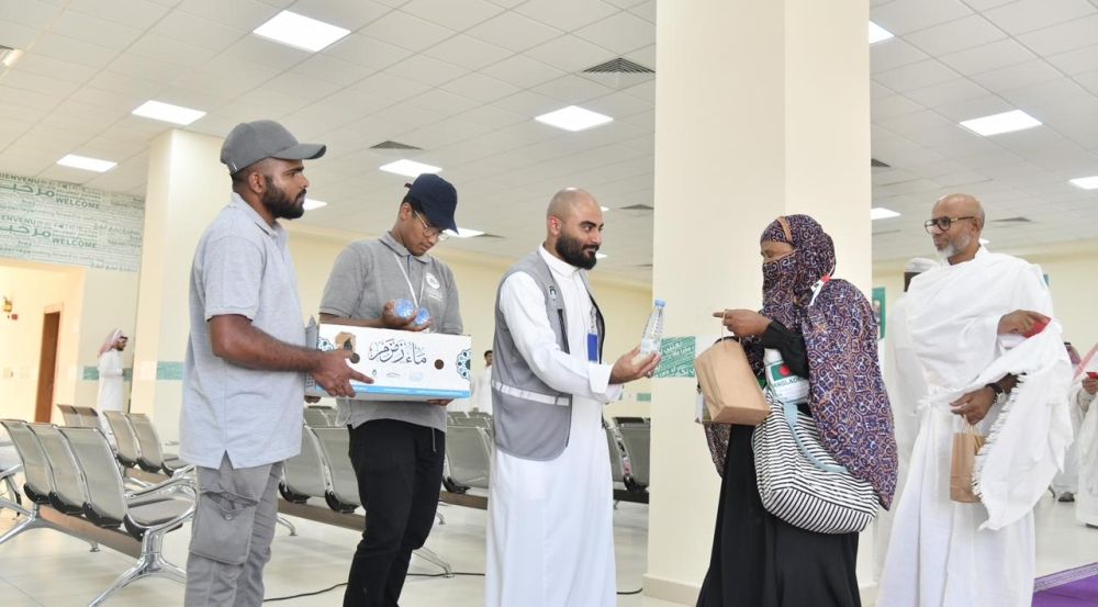 "الزمازمة" تستقبل طلائع ضيوف الرحمن بعبوات زمزم المبردة