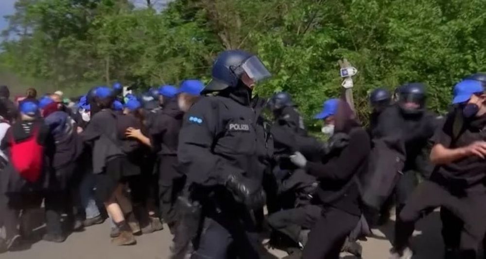 ألمانيا.. 76 بلاغًا و23 ناشطا قيد التحفظ على خلفية "احتجاجات تسلا"