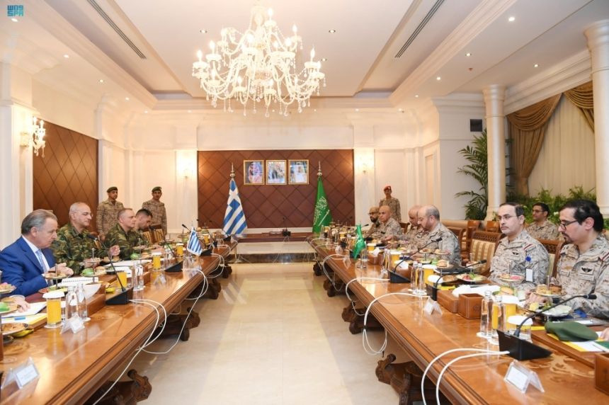 رئيس الأركان ونظيره اليوناني يبحثان التعاون الدفاعي والعسكري