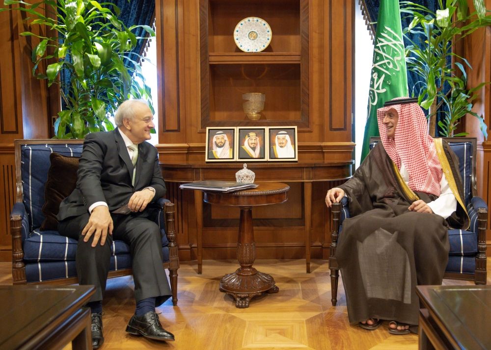 وزير الدولة للشؤون الخارجية يستقبل سفيري كازاخستان وأوروغواي