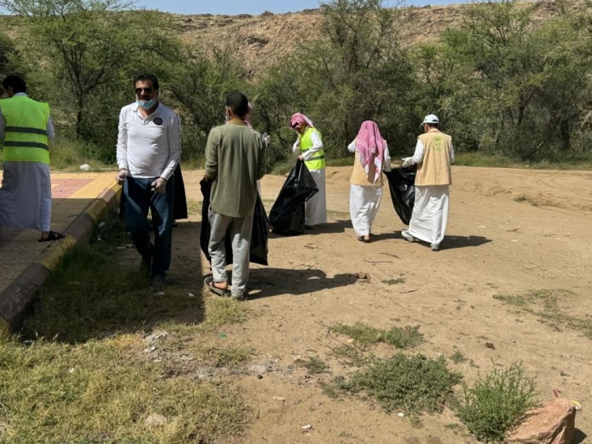 صور.. 80 متطوعًا يشاركون بمبادرة الحفاظ على البيئة في أحد رفيدة