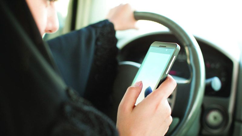 الامارات | انشغال السائق بـ «التواصل» يعرّضه لمفاجآت الطريق