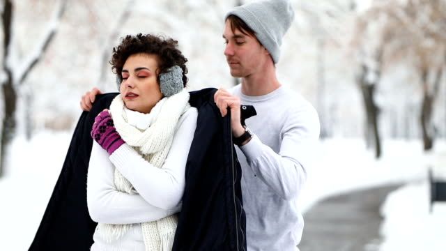 الامارات | دراسة تخالف الصورة الرومانسية... النساء لا يبردن أكثر من الرجال