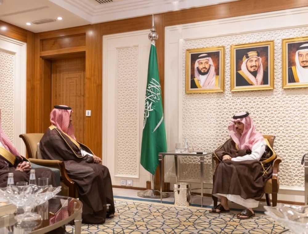 وزير الخارجية ورئيس لجنة القانون الدولي الإنساني يستعرضان التعاون