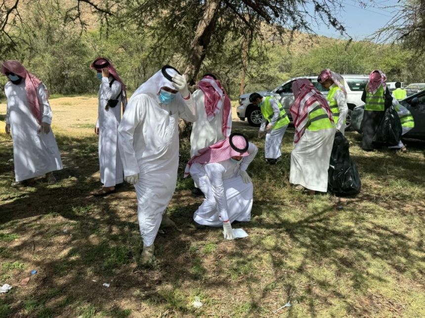 صور.. 80 متطوعًا يشاركون بمبادرة الحفاظ على البيئة في أحد رفيدة