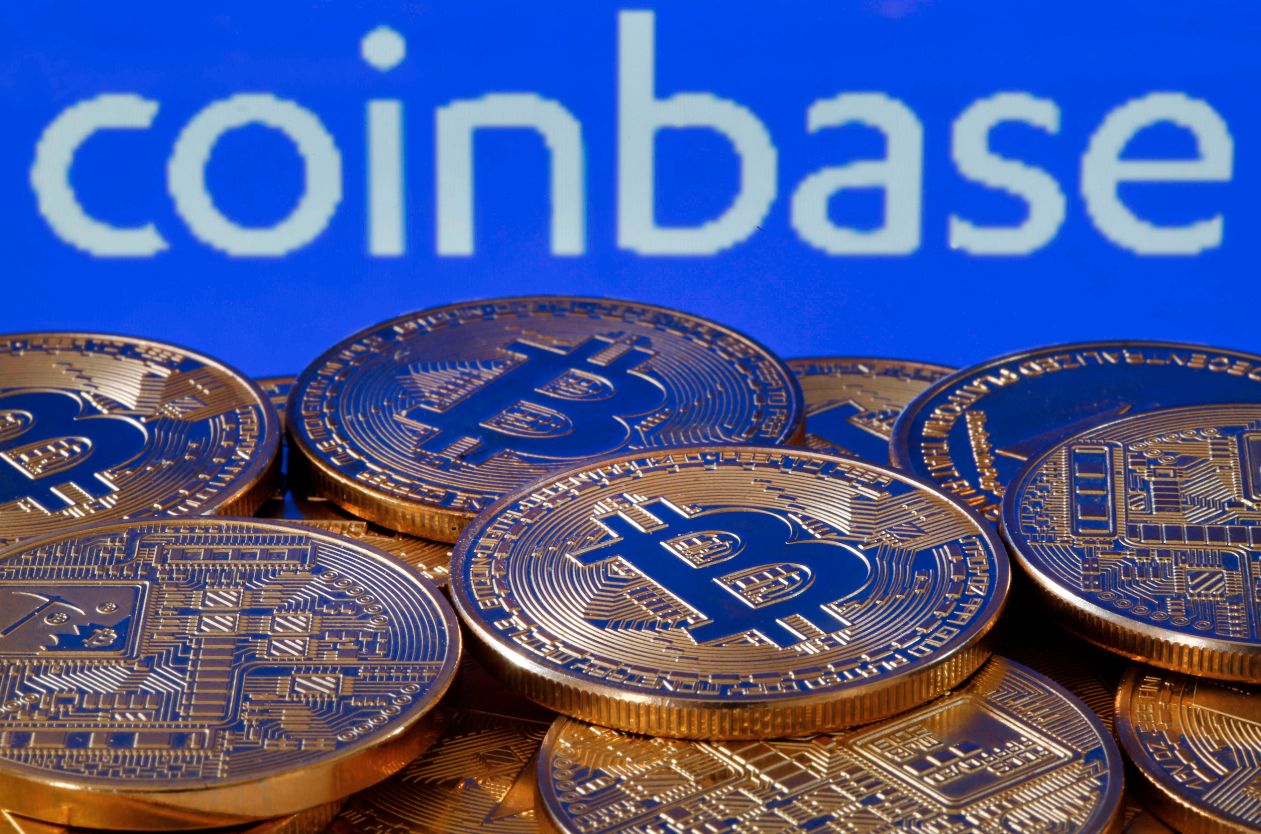انخفاض سعر البيتكوين إلى مستوى 61 ألف دولار تزامنا مع تعطل خدمات منصة كوين بيس