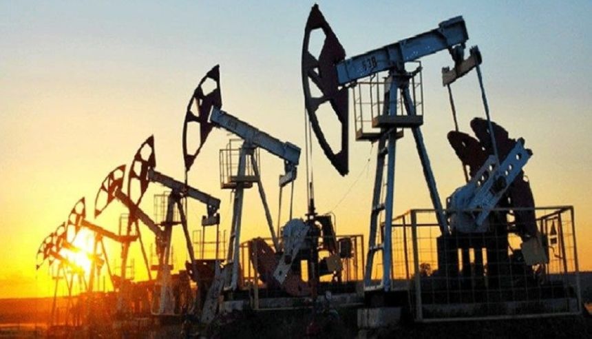 النفط يهبط بعد توقعات ارتفاع التضخم