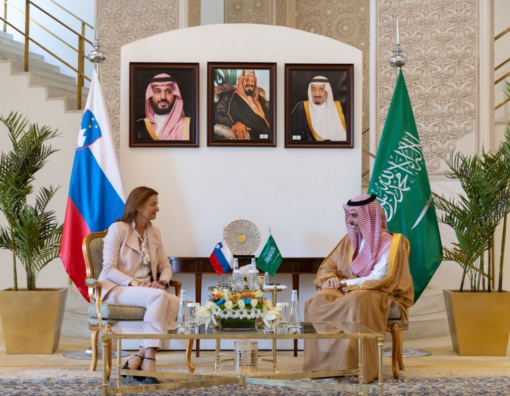 وزير الخارجية يبحث تعزيز التعاون مع نظيرته السلوفينية