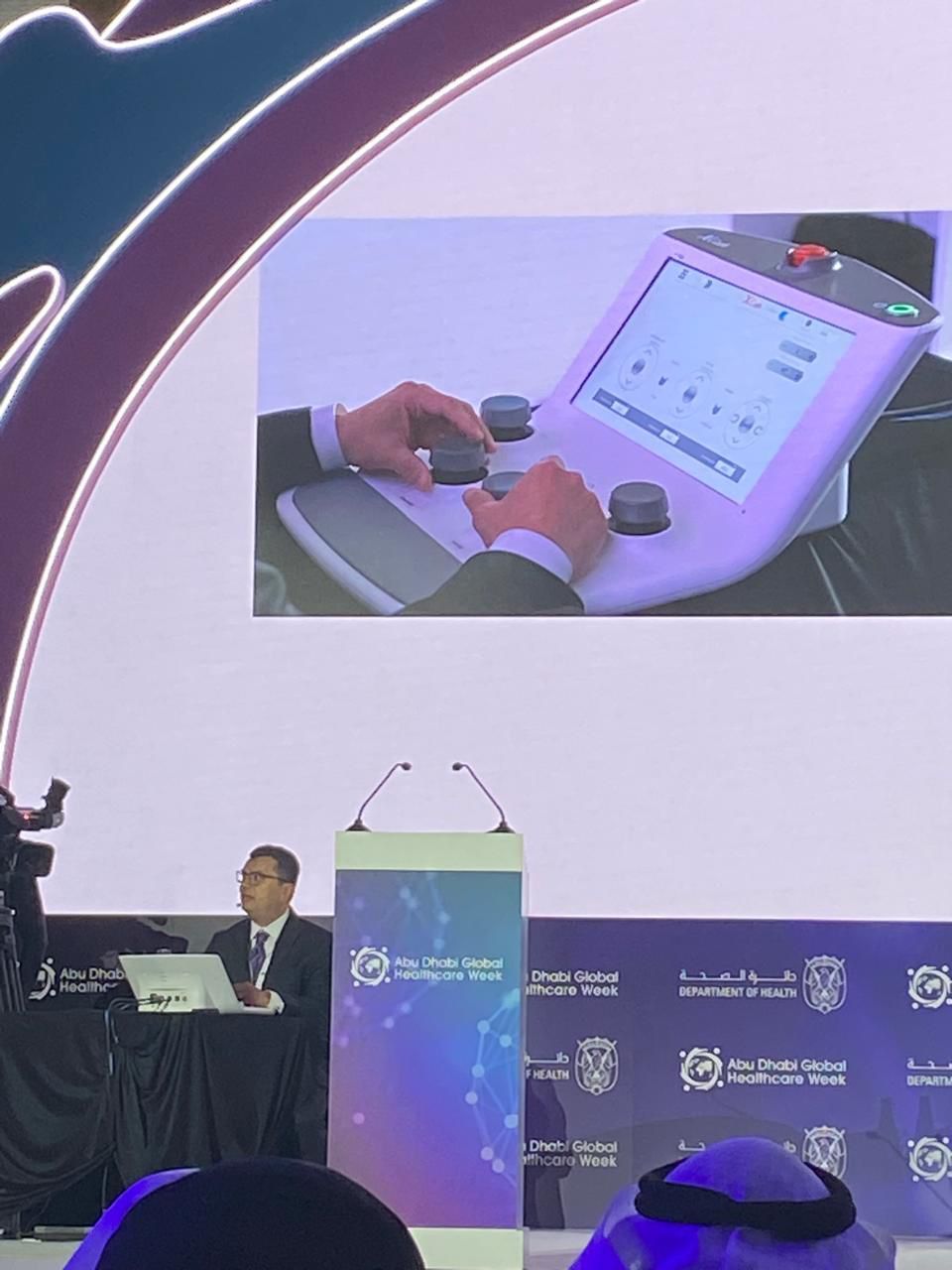 الامارات | أبوظبي تشهد إجراء أول جراحة روبوتية «عن بعد» بالعالم