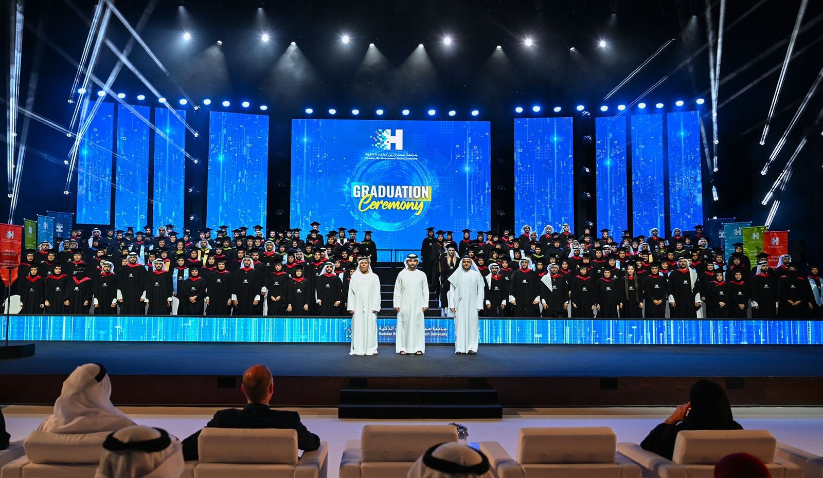 الامارات | منصور بن محمد يشهد حفل تخريج الدفعة الرابعة عشر من الدارسين في جامعة حمدان بن محمد الذكية