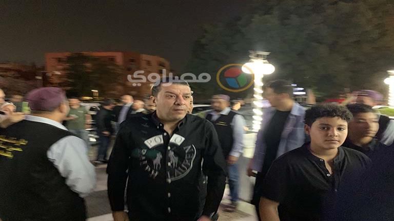 مصطفى كامل يصل عزاء زوجة أحمد عدوية