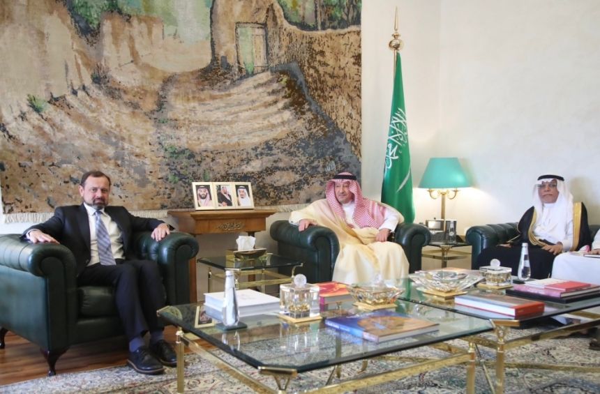 نائب وزير الخارجية يبحث تطورات الأوضاع في السودان