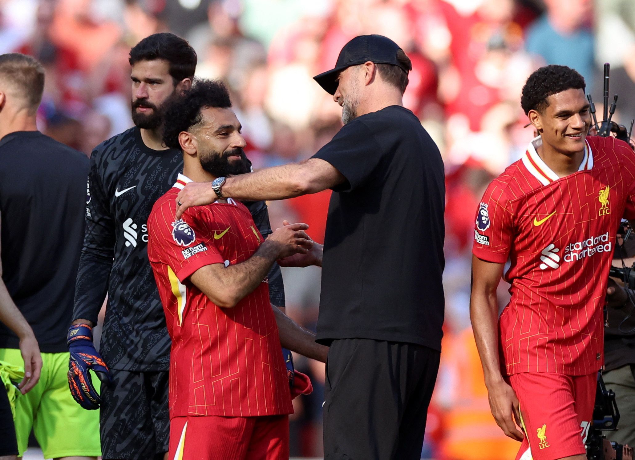 الامارات | وداع أسطوري لكلوب في ليفربول وعناق خاص لمحمد صلاح (فيديو)
