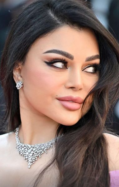هيفاء وهبي تتألق على السجادة الحمراء لمهرجان كان