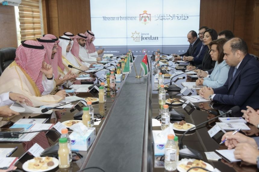 وزير الصناعة يبحث الفرص الاستثمارية مع رئيس الوزراء الأردني