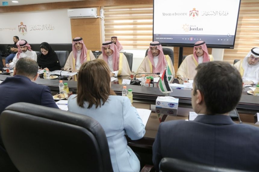 وزير الصناعة يبحث الفرص الاستثمارية مع رئيس الوزراء الأردني