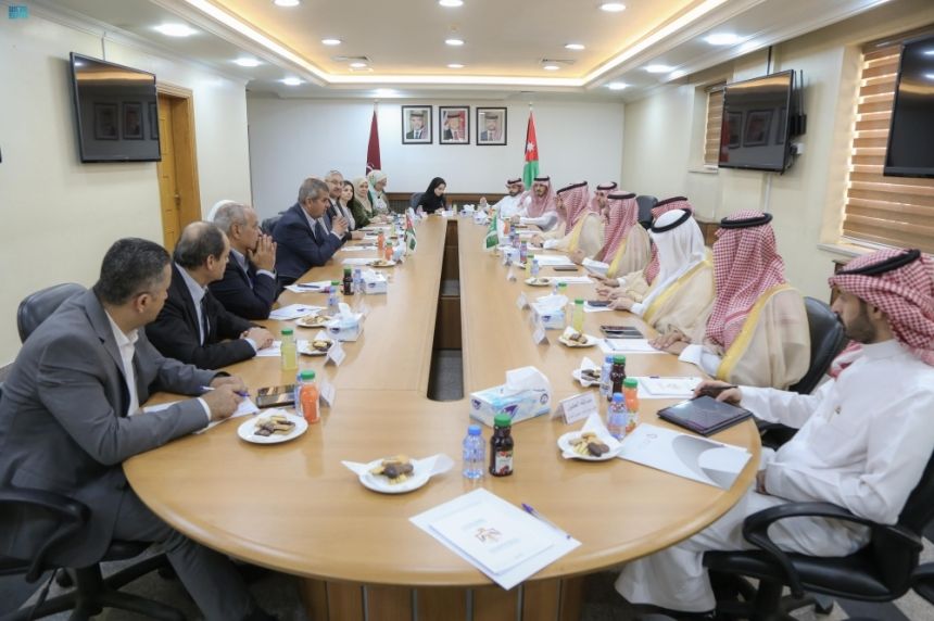 وزير الصناعة يبحث الفرص الاستثمارية مع رئيس الوزراء الأردني