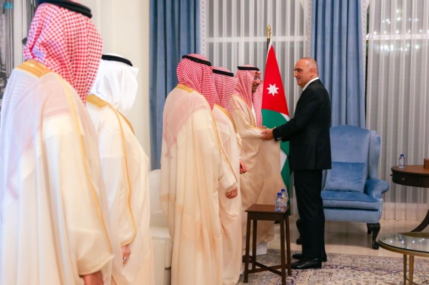 وزير الصناعة يبحث الفرص الاستثمارية مع رئيس الوزراء الأردني