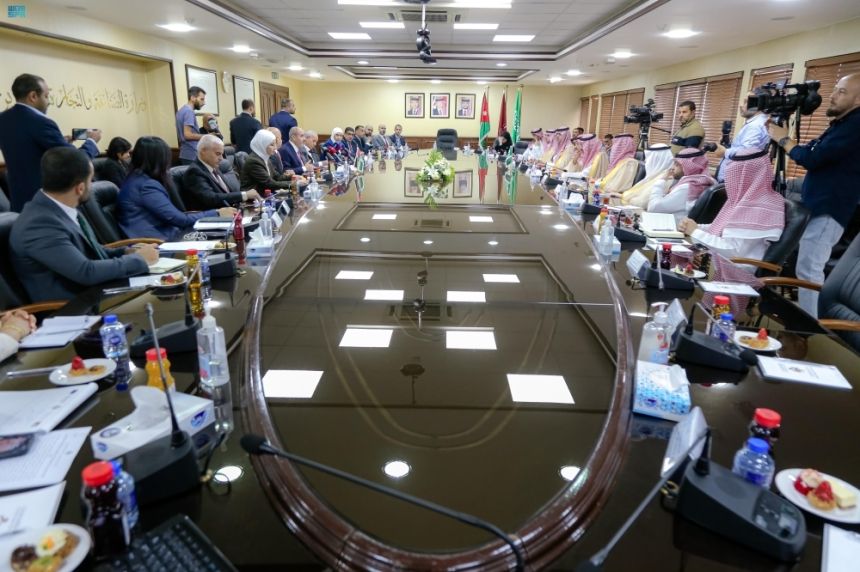 وزير الصناعة يبحث الفرص الاستثمارية مع رئيس الوزراء الأردني