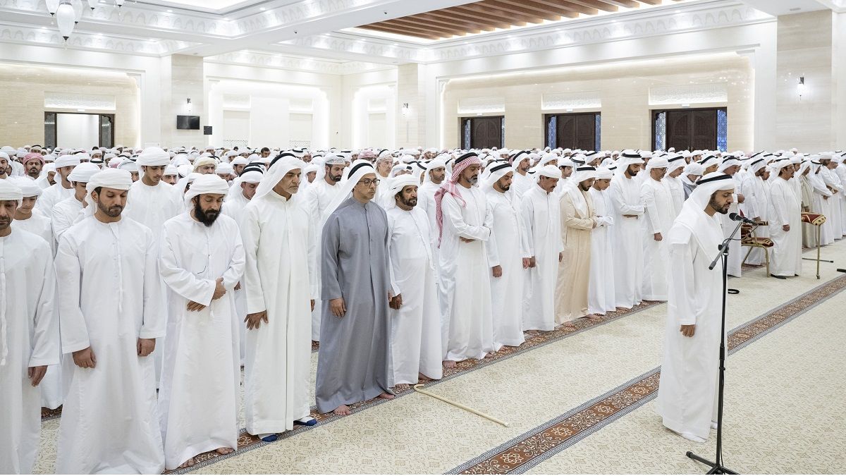 الامارات | الشيوخ والجموع يؤدون صلاة الجنازة على جثمان حمد الخييلي في مدينة العين