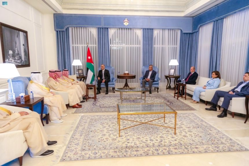 وزير الصناعة يبحث الفرص الاستثمارية مع رئيس الوزراء الأردني