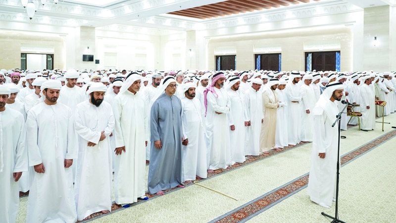 الامارات | الشيوخ والجموع يؤدون صلاة الجنازة على جثمان حمد الخييلي