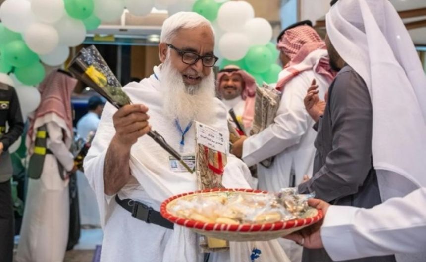 حجاج باكستان يشيدون بسرعة الإجراءات وتطور الخدمات خلال وصولهم لمكة المكرمة