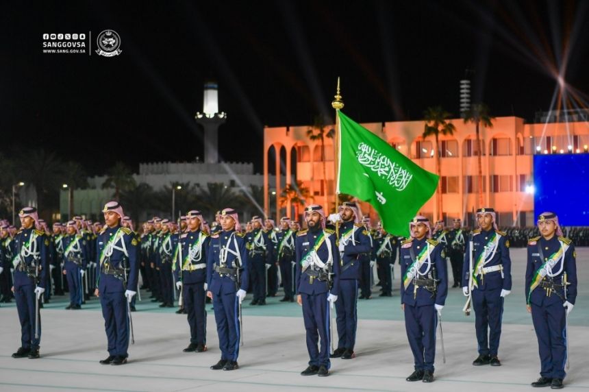 وزير الحرس الوطني يرعى حفل تخريج الضباط الجامعيين 35، والدفعة 40 من طلبة كلية الملك خالد