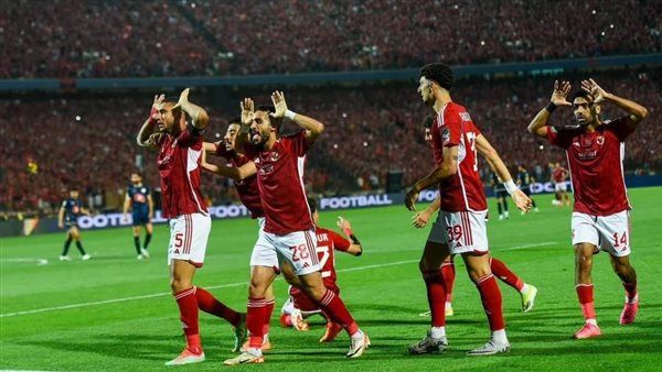 شاهد.. لحظة رفع الأهلي كأس إفريقيا و"جنون" الجماهير في المدرجات