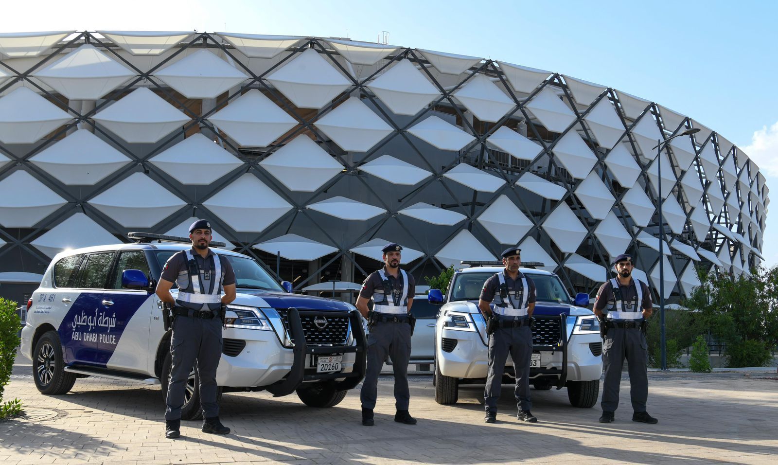 الامارات | شرطة أبوظبي تحث السائقين على الالتزام بقوانين المرور