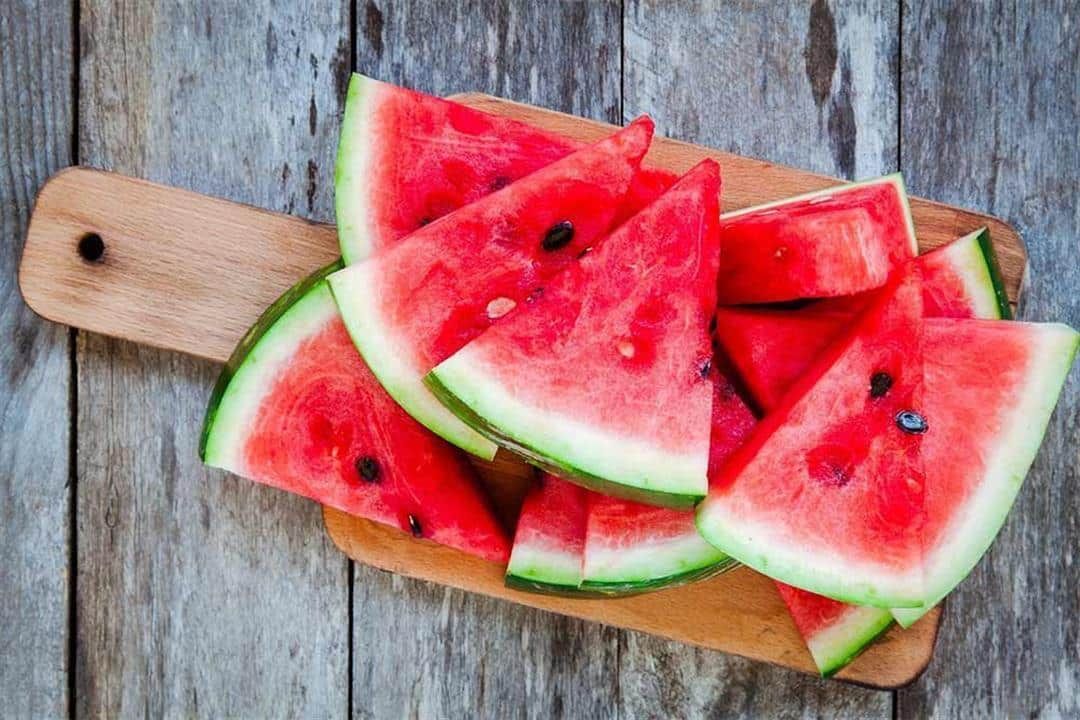 تعزيز المناعة وتحسين الهضم.. فوائد تناول البطيخ على الريق