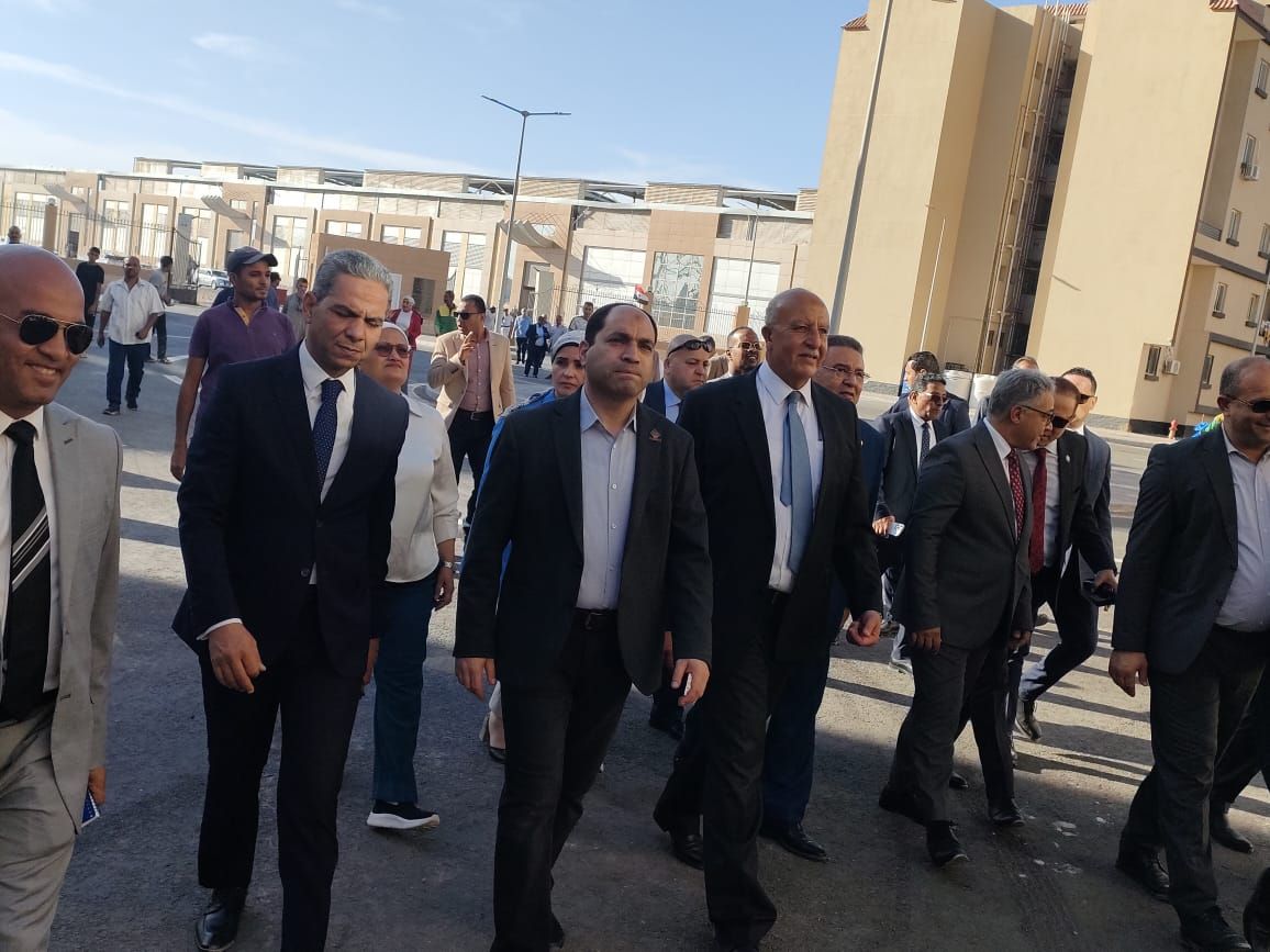 وفد محلية النواب يتفقد مشروعات إسكان ومحطة تحلية مياه وأسواق بالبحر الأحمر