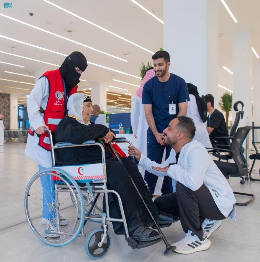 منفذ جديدة عرعر.. 60 متطوعاً ومتطوعة بالهلال الأحمر لخدمة حجاج العراق