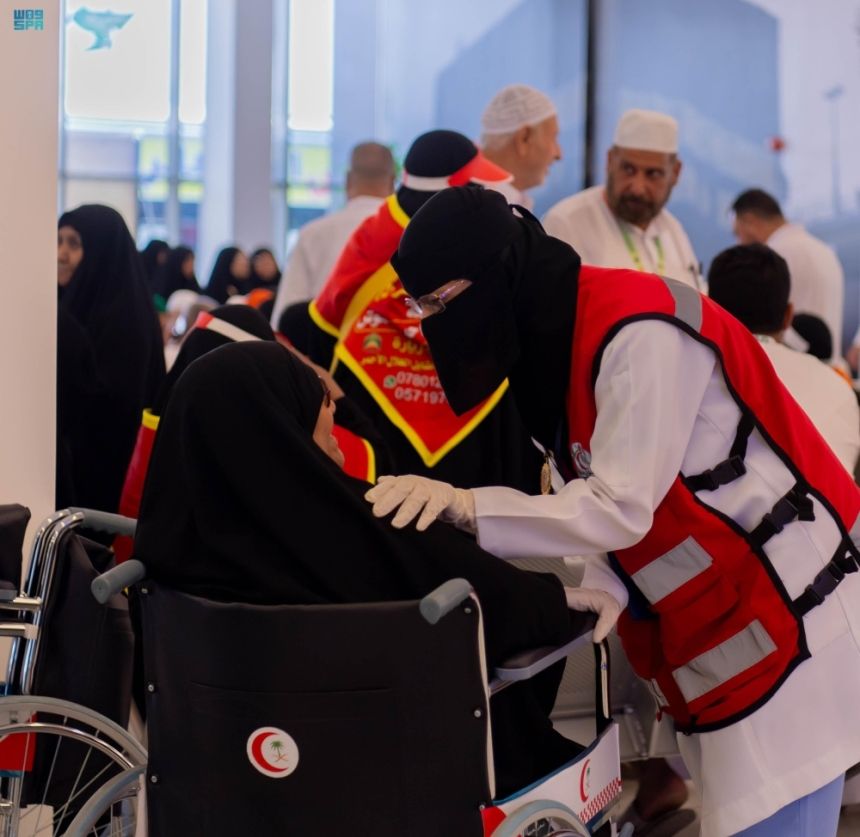 منفذ جديدة عرعر.. 60 متطوعاً ومتطوعة بالهلال الأحمر لخدمة حجاج العراق