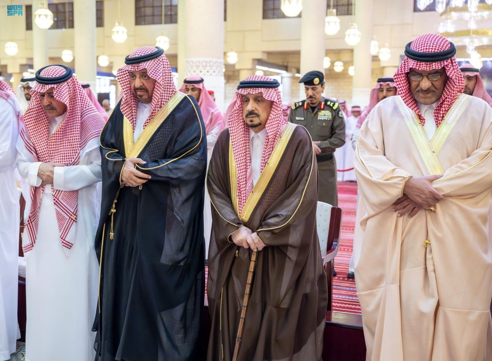 أمير الرياض يؤدي صلاة الميت على الأمير سعود بن عبدالعزيز