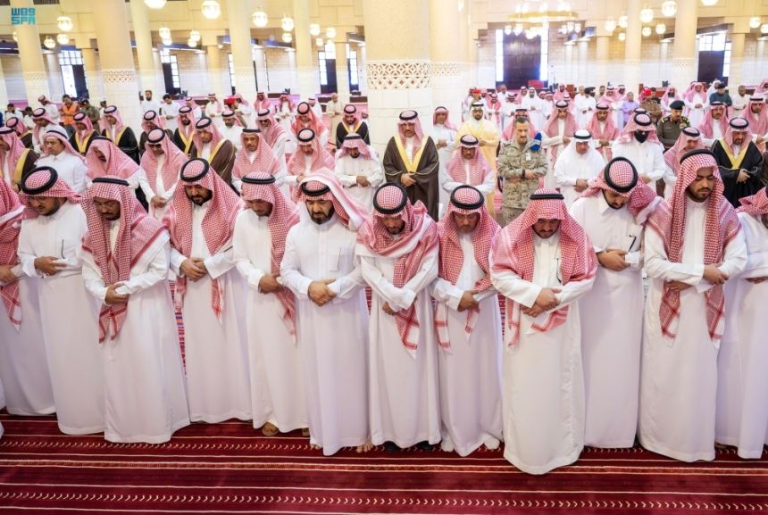أمير الرياض يؤدي صلاة الميت على الأمير سعود بن عبدالعزيز