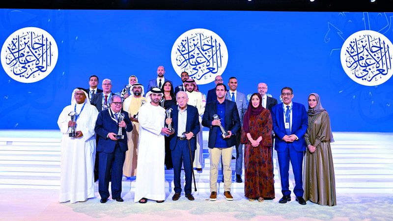 الامارات | منصور بن محمد يكرّم الفائزين  بـ «جائزة الإعلام العربي»