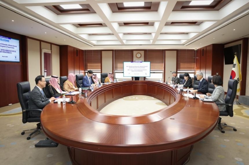 النائب العام يلتقي برئيس المحكمة العليا في كوريا الجنوبية