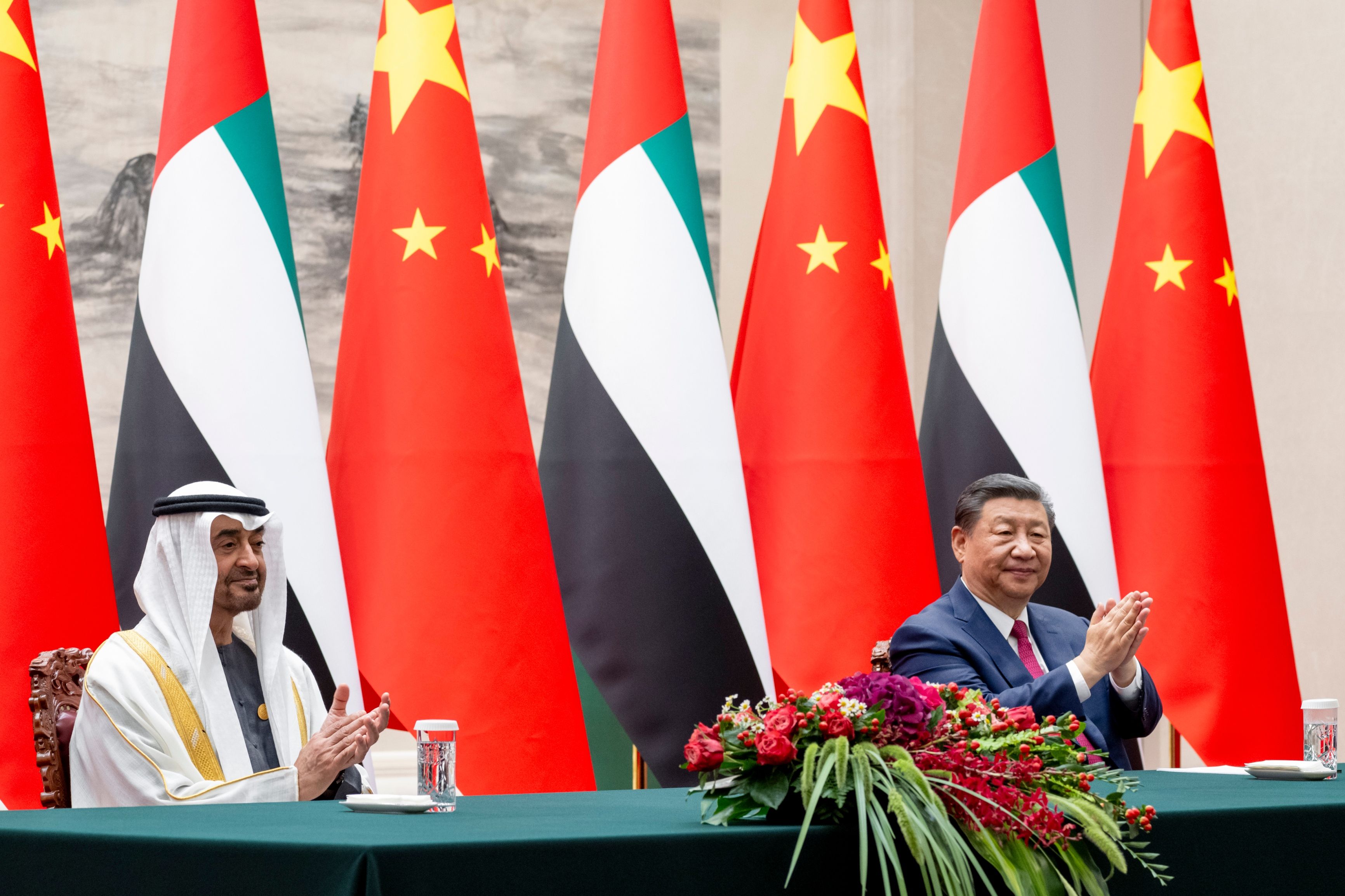 الامارات | رئيس الدولة والرئيس الصيني يشهدان توقيع اتفاقيات ومذكرات تفاهم بين البلدين
