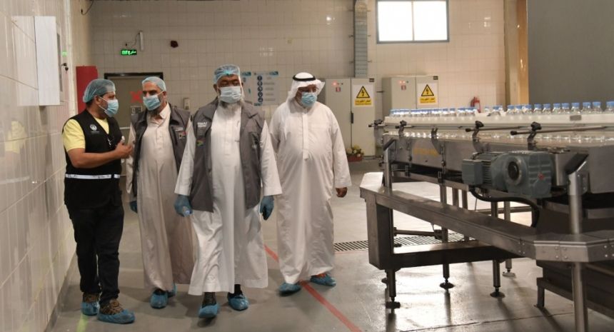صور.. وفد من جنوب إفريقيا يطلع على التعبئة الآلية لعبوات زمزم