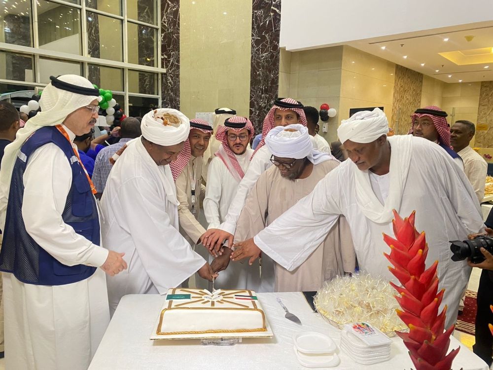 مكة تستقبل 305 حجاج في أول فوج من السودان