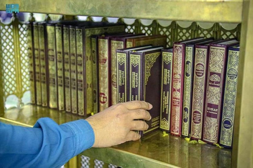 "شؤون الحرمين" توفر أعداداً كبيرة من المصاحف في المسجد الحرام استعداداً للحج