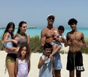 شاهد بالصور: أول ظهور لرونالدو بعد خسارة نهائي كأس الملك يستجم مع عائلته في البحر الأحمر