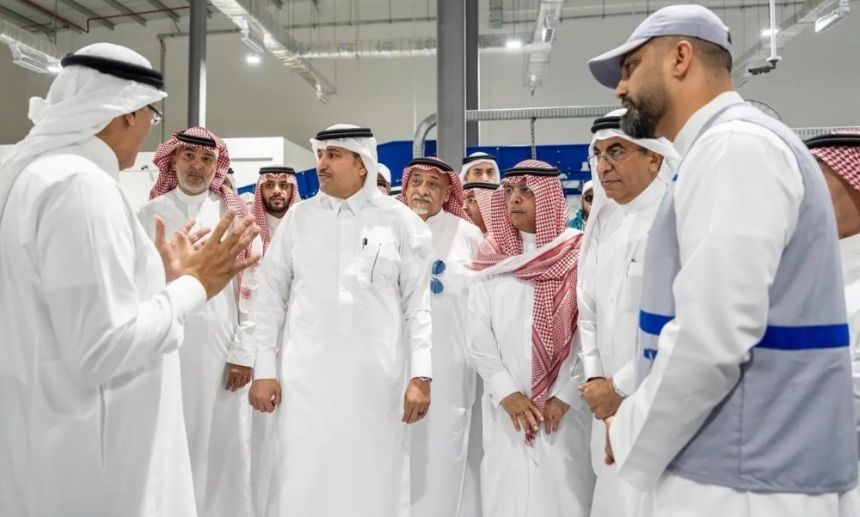 بالصور.. الجاسر يقف على جاهزية منظومة النقل لخدمة ضيوف الرحمن