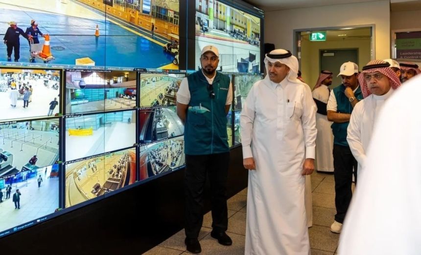 بالصور.. الجاسر يقف على جاهزية منظومة النقل لخدمة ضيوف الرحمن