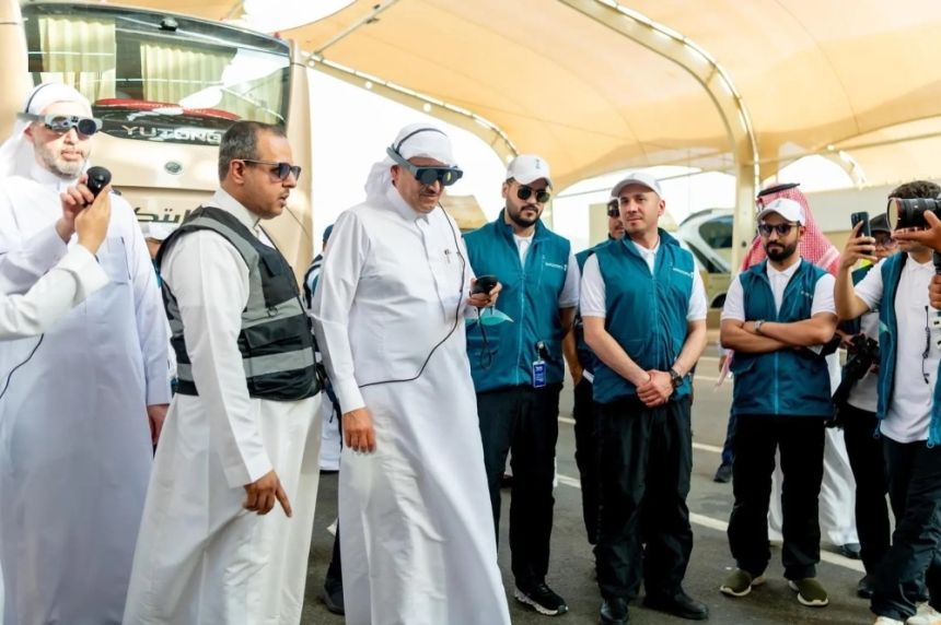 بالصور.. الجاسر يقف على جاهزية منظومة النقل لخدمة ضيوف الرحمن