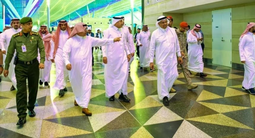 بالصور.. الجاسر يقف على جاهزية منظومة النقل لخدمة ضيوف الرحمن