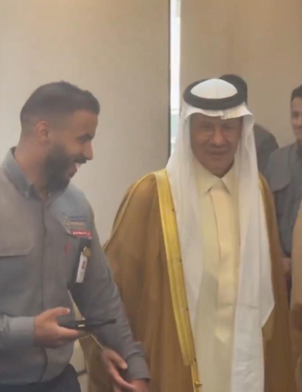 وزير الطاقة يطلب التصوير مع موظف بالكهرباء ويعلق: “وين خوينا” .. فيديو